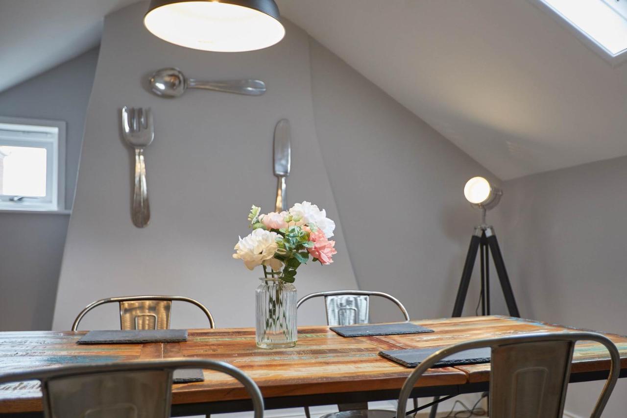 Host & - Henderson House Apartment Whitby